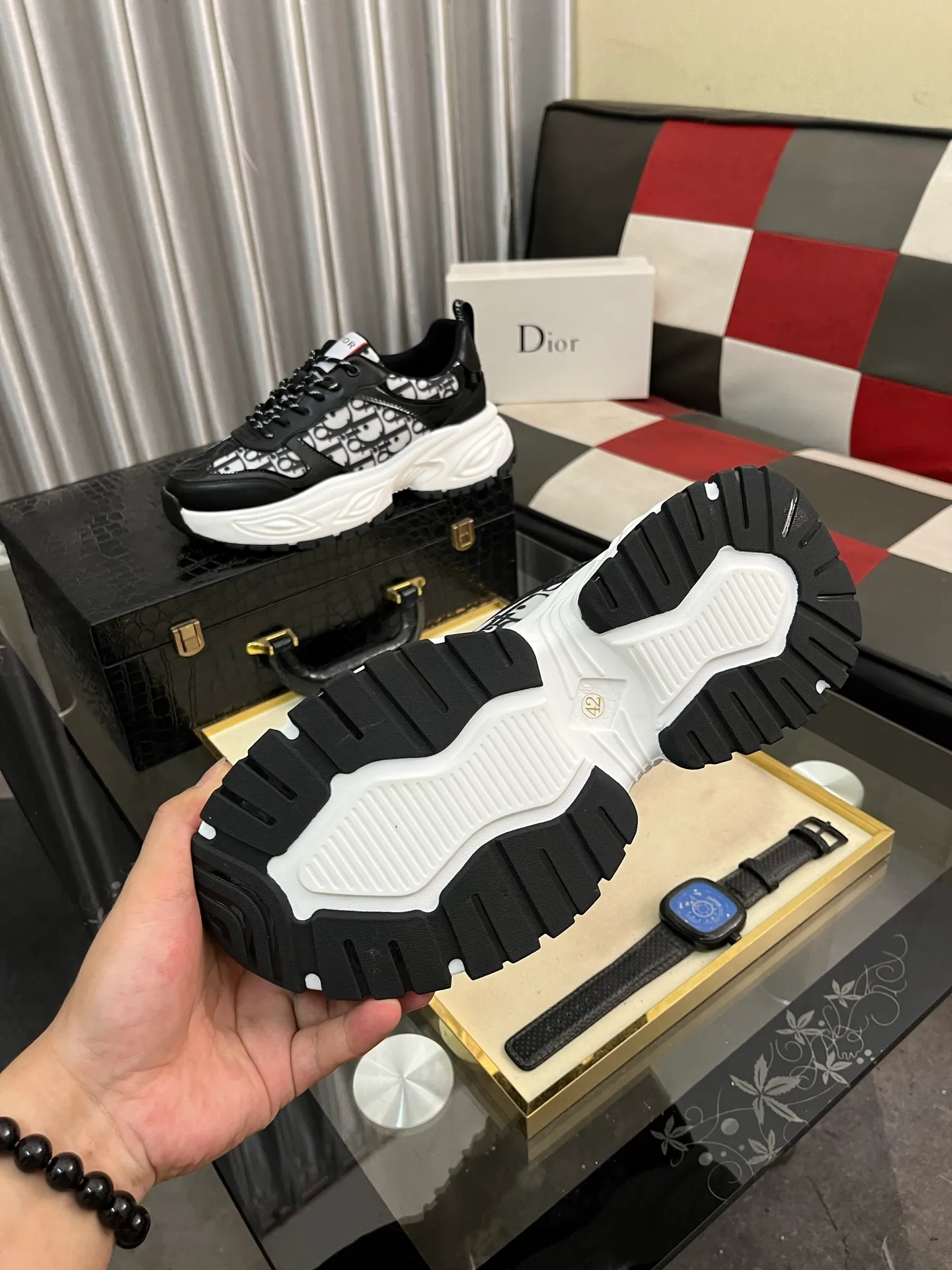 Men's men's shoes 💰458⌚️⌚️Dior's new 🆕low-cut casual sneakers, made of breathable mesh, with brand signature details on the shoe collar to enhance style. Fashionable and versatile, it can complement any look. With a sophisticated design that is both dynamic and modern, this new must-have shoe adds a new dimension to Dior's legacy, displaying modern elegance. Men's shoes 38-44 2️⃣ colors available